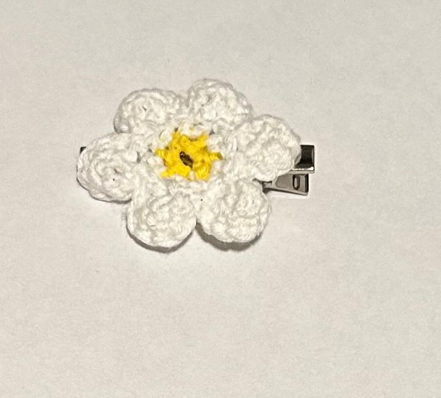 White crochet daisy hair clip on alligator clip